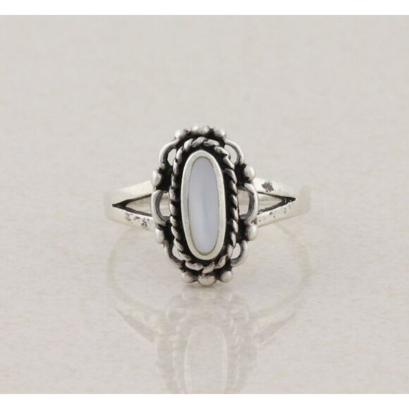 Sterling Silver Mother of Pearl Ring Size 8 - Picture 1 of 8